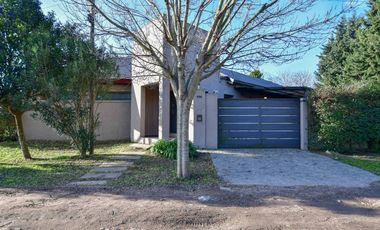 CASA EN VENTA LA PLATA ETCHEVERRY 3 DORMITORIOS