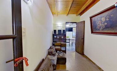 CASA 3 AMBIENTES CON COCHERA PATIO SARANDI VENTA