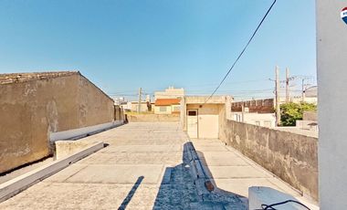 CASA 3 AMBIENTES CON COCHERA PATIO SARANDI VENTA