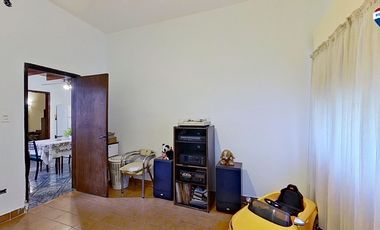CASA 3 AMBIENTES CON COCHERA PATIO SARANDI VENTA