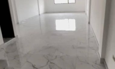 Alquiler local / Ofi-bodega 120m2- Av. Juan Tanca Marengo, dentro de plaza