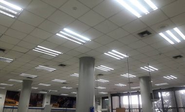 EN ALQUILER LOCAL COMERCIAL ESQUINERO PLANTA BAJA 682M2 - AV. LAS AMÉRICAS