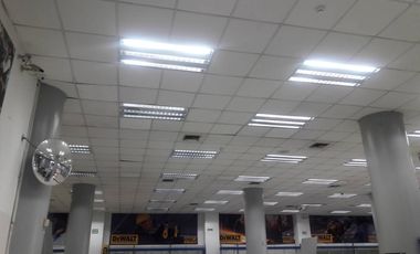 EN ALQUILER LOCAL COMERCIAL ESQUINERO PLANTA BAJA 682M2 - AV. LAS AMÉRICAS