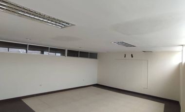 EN ALQUILER OFICINA 39.60M2- AV. CARLOS JULIO AROSEMENA, GUAYAQUIL