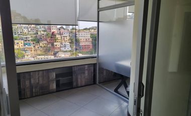 Oficina en alquiler 80m2, Con divisiones- Edif. The Point- Puerto Santa Ana