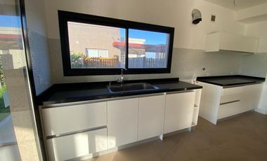 Casa en venta/Alquiler vista a laguna. Barrio el Canton, Norte.