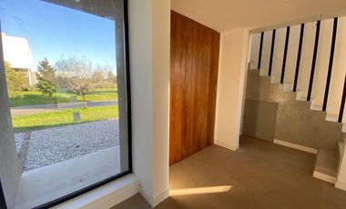 Casa en venta/Alquiler vista a laguna. Barrio el Canton, Norte.