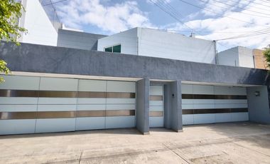 Amplia residencia en RENTA, colonia Ciudad de los Niños, Zapopan.
