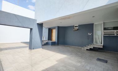 Amplia residencia en RENTA, colonia Ciudad de los Niños, Zapopan.