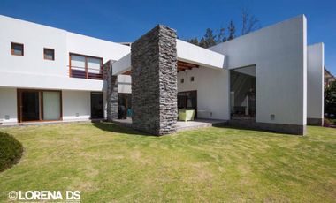Venta Espectacular Casa de 5 dormitorios en Urbanización Pillagua. Sector Santa Ines. Cumbayá. JS