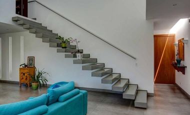 Venta Espectacular Casa de 5 dormitorios en Urbanización Pillagua. Sector Santa Ines. Cumbayá. JS