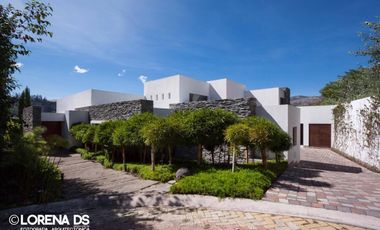 Venta Espectacular Casa de 5 dormitorios en Urbanización Pillagua. Sector Santa Ines. Cumbayá. JS