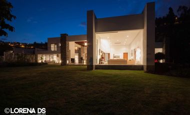 Venta Espectacular Casa de 5 dormitorios en Urbanización Pillagua. Sector Santa Ines. Cumbayá. JS