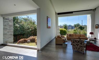 Venta Espectacular Casa de 5 dormitorios en Urbanización Pillagua. Sector Santa Ines. Cumbayá. JS