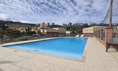 En venta casa de 2 pisos en Jardines de los Alcázares, Sabaneta