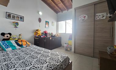 En venta casa de 2 pisos en Jardines de los Alcázares, Sabaneta