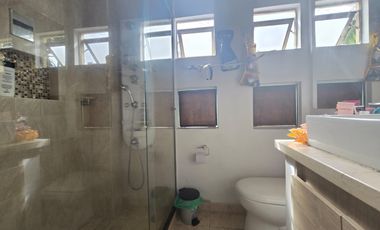 En venta casa de 2 pisos en Jardines de los Alcázares, Sabaneta