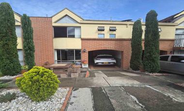En venta casa de 2 pisos en Jardines de los Alcázares, Sabaneta