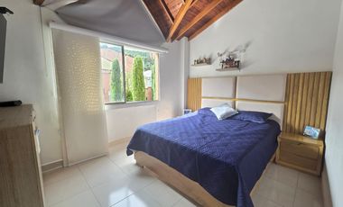 En venta casa de 2 pisos en Jardines de los Alcázares, Sabaneta