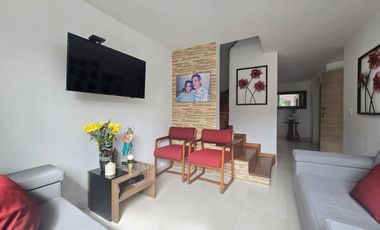 En venta casa de 2 pisos en Jardines de los Alcázares, Sabaneta