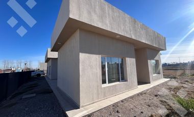 Venta Casa 3 dormi con piscina - B° Piedras Blancas - Fernandez Oro