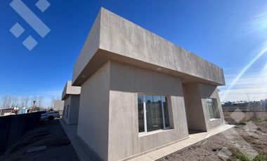 Venta Casa 3 dormi con piscina - B° Piedras Blancas - Fernandez Oro