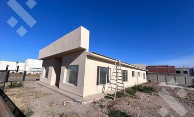 Venta Casa 3 dormi con piscina - B° Piedras Blancas - Fernandez Oro