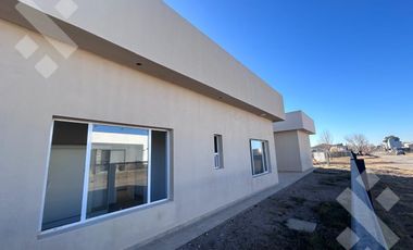 Venta Casa 3 dormi con piscina - B° Piedras Blancas - Fernandez Oro