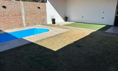 Casa en alquiler tres dormitorios, Natania, Prox Valle escondido