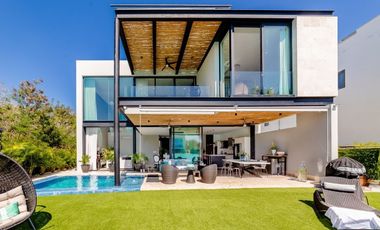 Casa amueblada y con páneles en renta frente al lago Kanha, YCC