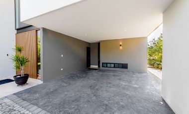 Casa amueblada y con páneles en renta frente al lago Kanha, YCC