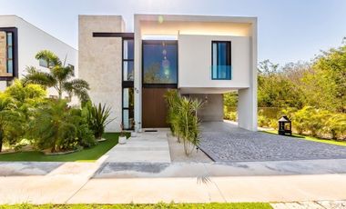 Casa amueblada y con páneles en renta frente al lago Kanha, YCC