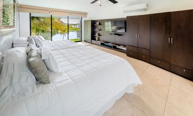 Casa con acción en venta frente al lago Kilil en el Yucatán Country Club