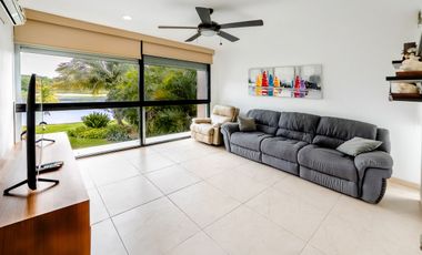Casa con acción en venta frente al lago Kilil en el Yucatán Country Club