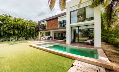Casa con acción en venta frente al lago Kilil en el Yucatán Country Club