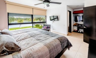 Casa con acción en venta frente al lago Kilil en el Yucatán Country Club