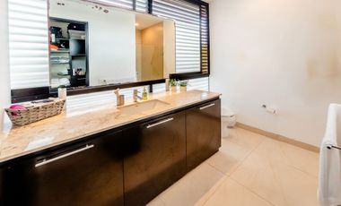Casa con acción en venta frente al lago Kilil en el Yucatán Country Club