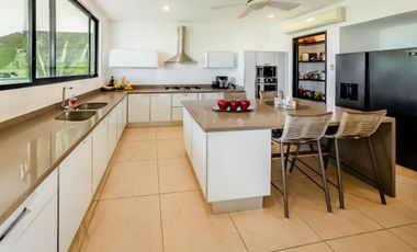 Casa con acción en venta frente al lago Kilil en el Yucatán Country Club