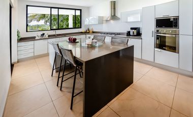Casa con acción en venta frente al lago Kilil en el Yucatán Country Club