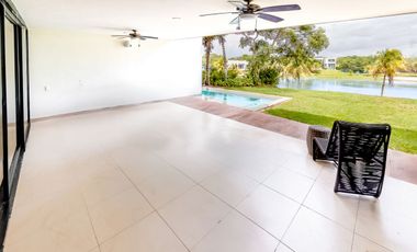 Casa con acción en venta frente al lago Kilil en el Yucatán Country Club
