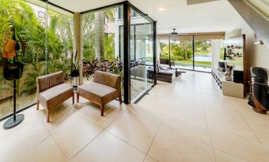 Casa con acción en venta frente al lago Kilil en el Yucatán Country Club