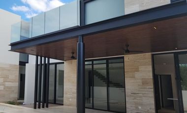 Casa en venta con páneles solares en el Yucatán Country Club
