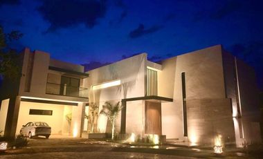 Casa en venta con páneles solares en el Yucatán Country Club