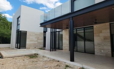Casa en venta con páneles solares en el Yucatán Country Club