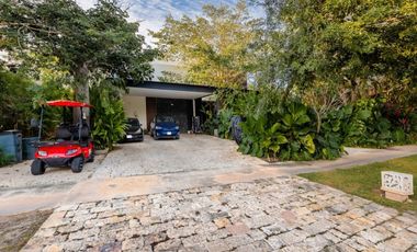 Casa en venta frente a un lago en  campo de golf