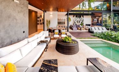 Casa en venta frente a un lago en  campo de golf