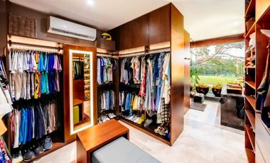 Casa en venta frente a un lago en  campo de golf