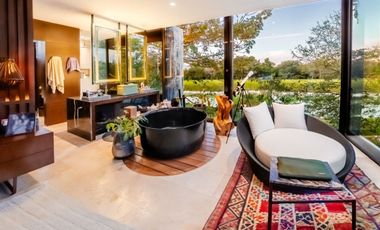 Casa en venta frente a un lago en  campo de golf