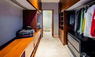Casa en venta frente a un lago en  campo de golf