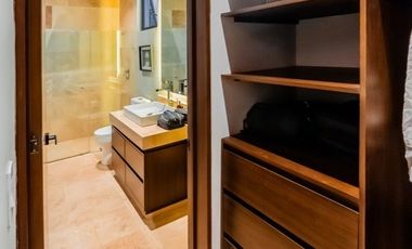 Casa en venta frente a un lago en  campo de golf